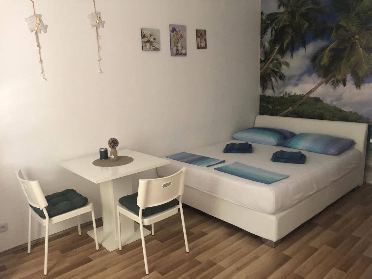 Apartment & Rooms Laura Брела Екстер'єр фото