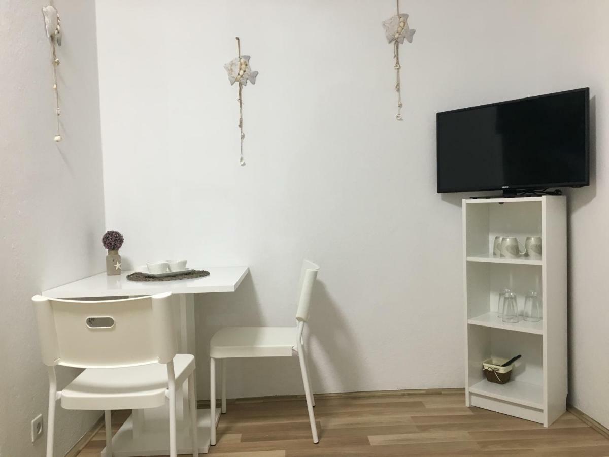 Apartment & Rooms Laura Брела Екстер'єр фото