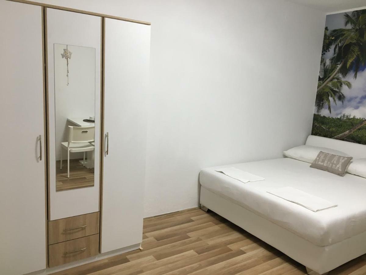 Apartment & Rooms Laura Брела Екстер'єр фото