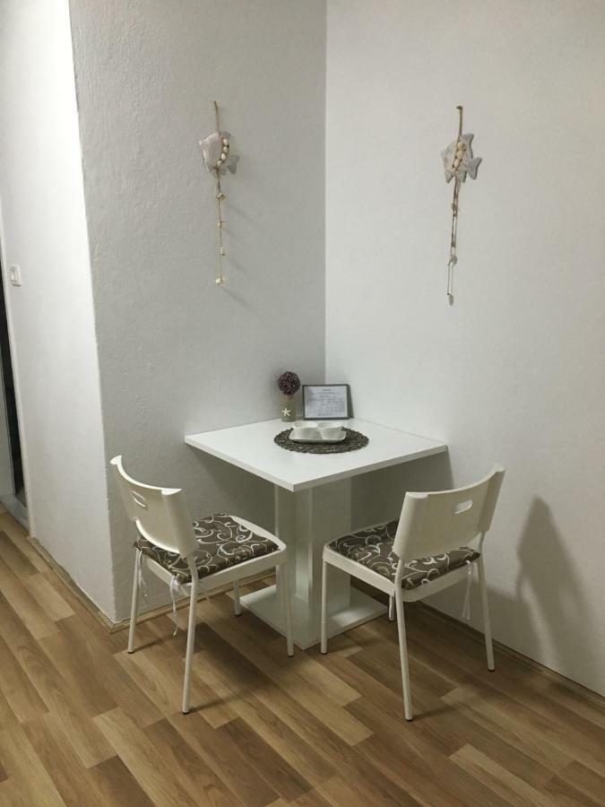 Apartment & Rooms Laura Брела Екстер'єр фото