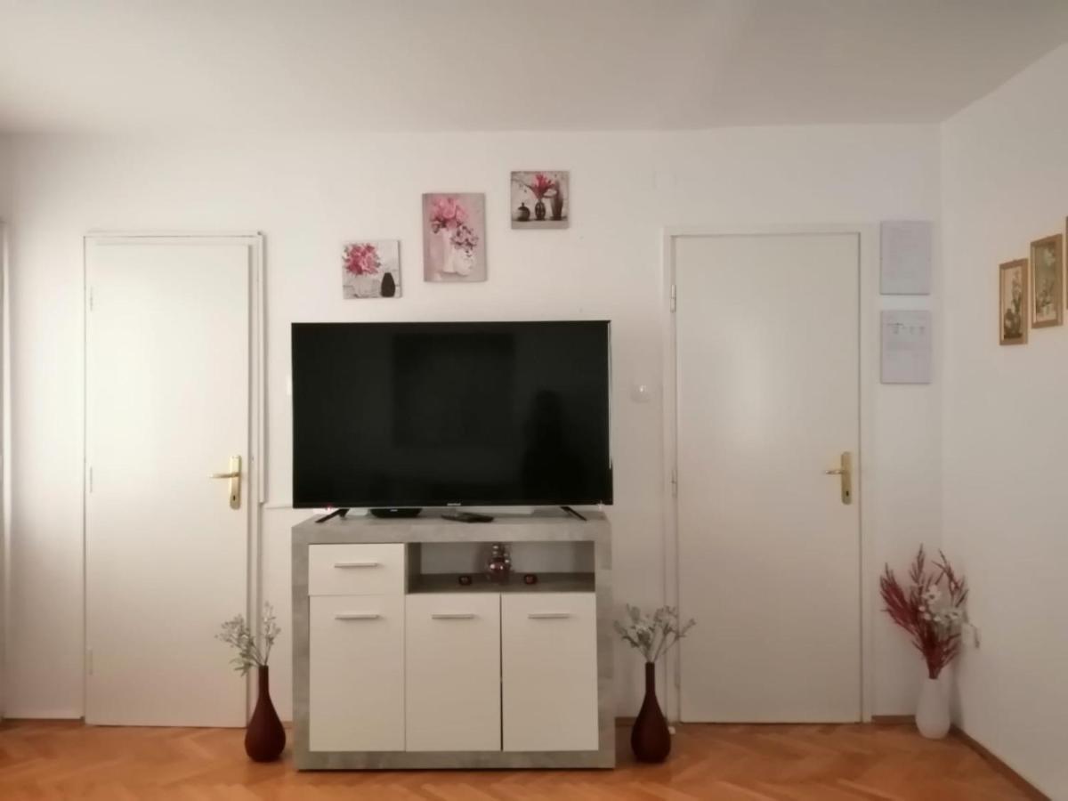 Apartment & Rooms Laura Брела Екстер'єр фото